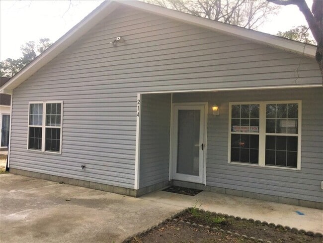 Primary Photo - Cute one level Cottage 3 BR home close to ...