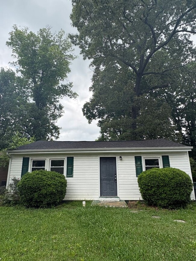 Building Photo - 2 bedroom 1 Bath Apartment