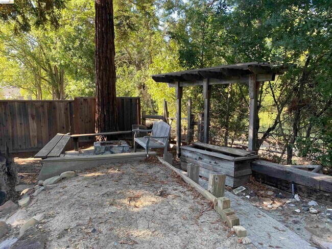 Building Photo - 894 St John Cir