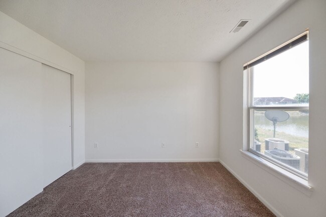 Building Photo - Conveniently Located on 32 in Crawfordsville******Large 2 Bedroom******Comfortable Living