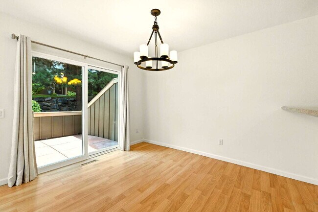 Building Photo - Gorgeous 3 Bed 2.5 Bath Townhome in Littleton!