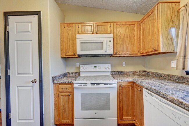 Building Photo - $2,100.00 - 3 bedroom, 2 bathroom, Single ...