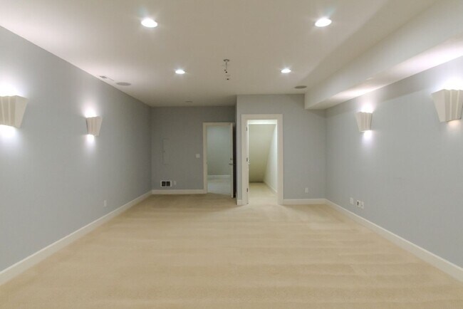 Building Photo - 4Bd/4Ba Seattle Home