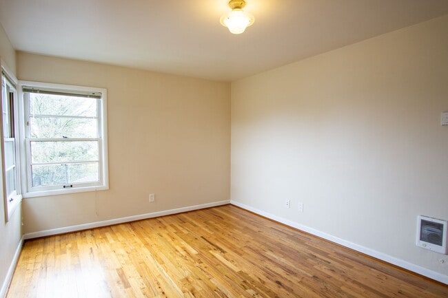 Building Photo - Fabulous Nob Hill 1Bdr Corner Apartment in Courtyard Building!