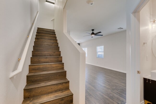 Building Photo - Stylish Townhouse Near the Strip with Dual Suites