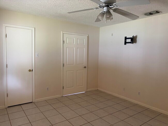 Building Photo - 6018 Colt Dr