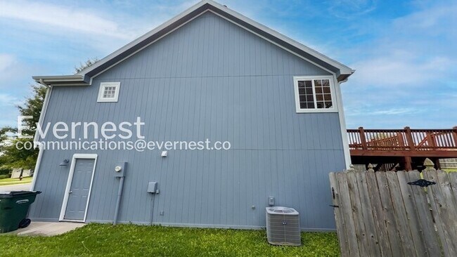 Building Photo - 5 Bed, 3 Bath Home with Fenced Yard & Garage / Pet-Friendly / Available Now!