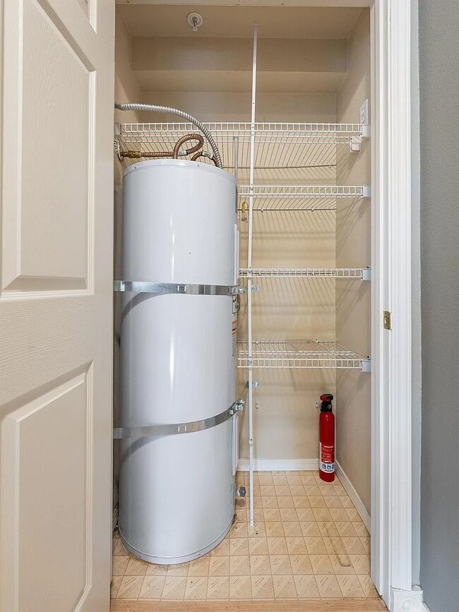 Building Photo - $1,600 - 1 Bed / 1 Bath Gorgeous Condo Unit in University District