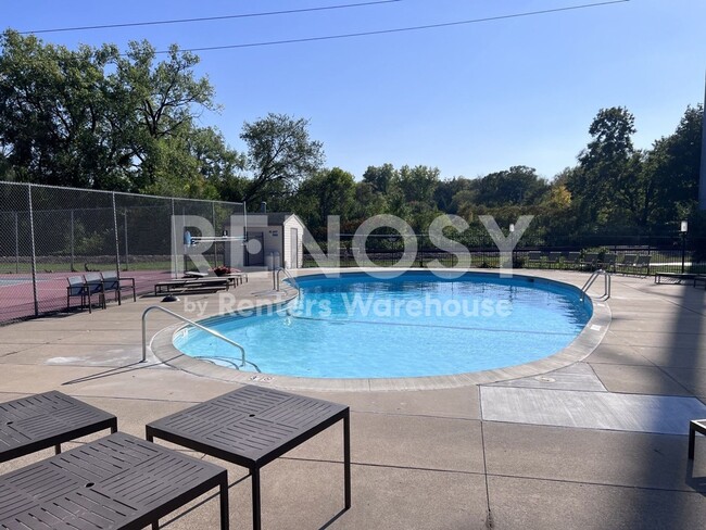 Building Photo - 1BR 1BA CONDO IN Plymouth!