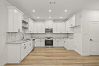 Building Photo - 6206 Lyndhurst Dr