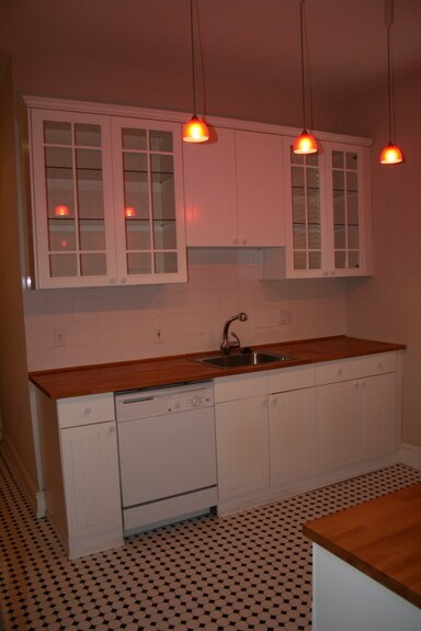 Kitchen, Counter 1 - 426 Shepherd St NW