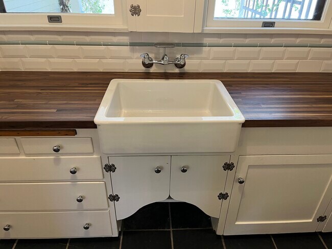 Building Photo - 135 E Ave 42