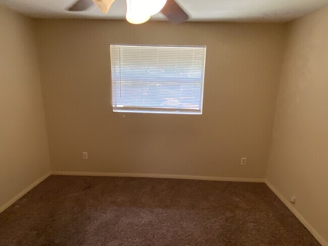 Building Photo - "Charming 1-Bedroom Retreat with Full Bath...