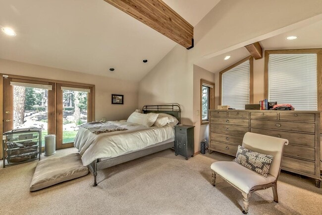 Building Photo - Perfect Location