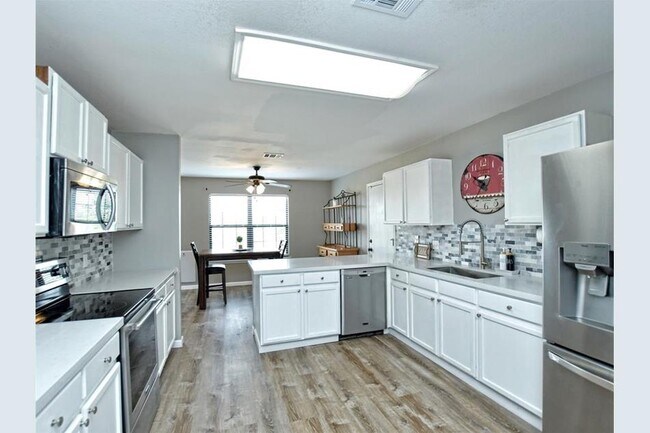 kitchen - 102 N Prairie Ln