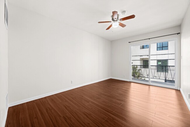 Building Photo - RECENTLY RENOVATED | 3 BED 2 BATH WITH BALCONY & PARKING