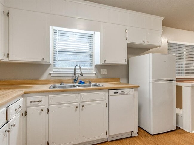 Building Photo - 1617 Avondale Dr