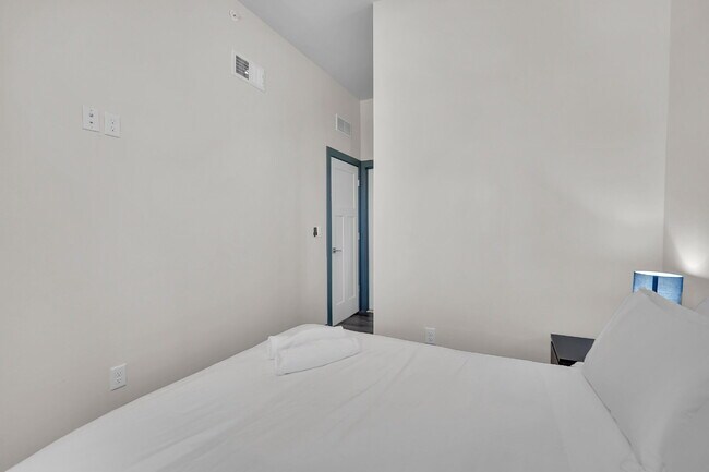 Building Photo - Furnished 2-Bedroom, 2-Bath Apartment near the Medical Campus