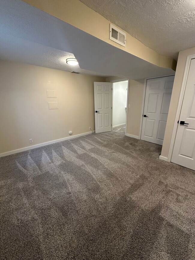 Building Photo - GET $500 OFF THE FIRST MONTHS RENT!!!