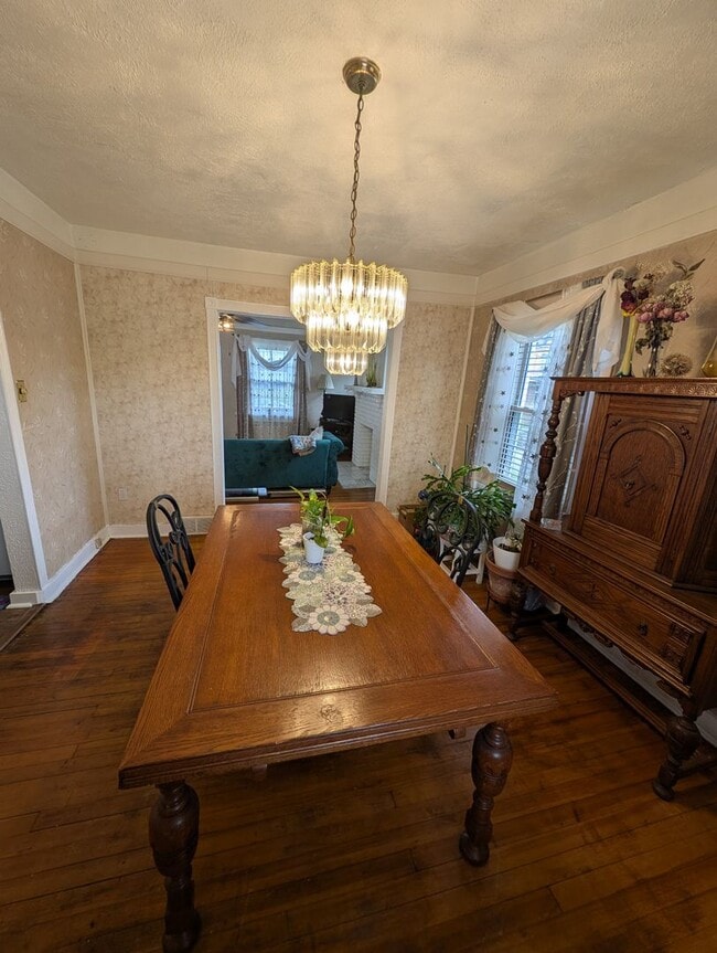 Building Photo - 3 Bed/1 Bath Home for Rent -- August 1, move-in available!