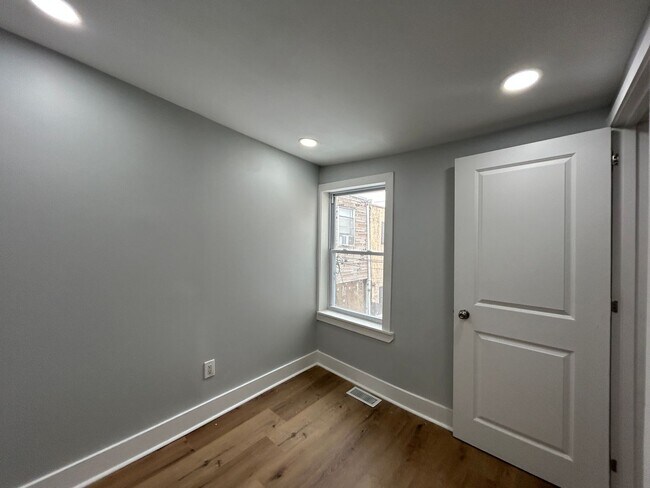 Building Photo - 3B1.5B house in East Passyunk area Available NOW