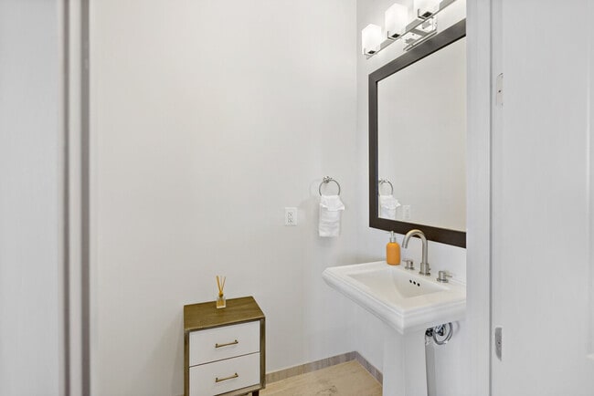 Building Photo - 1820 Fonthill Ct