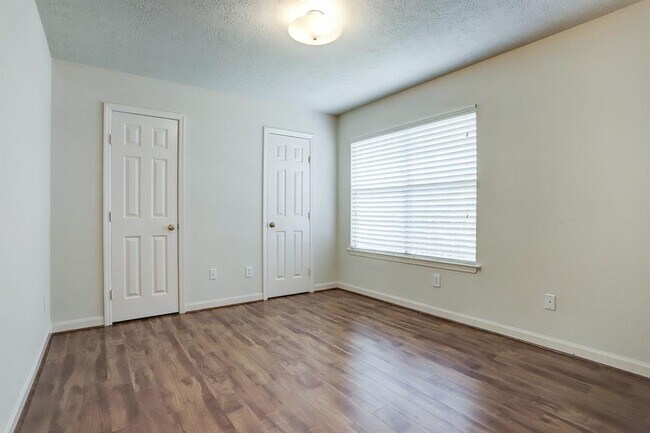 Building Photo - 2426 Linwood Dr