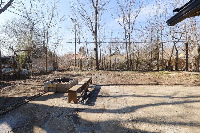 Building Photo - Beautifully Redone 3 Bedroom House! Available for Immediate Move in!