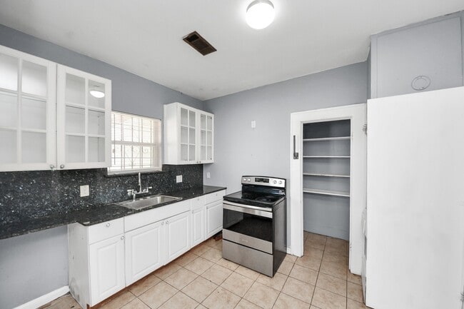 Building Photo - 3319 Holman St