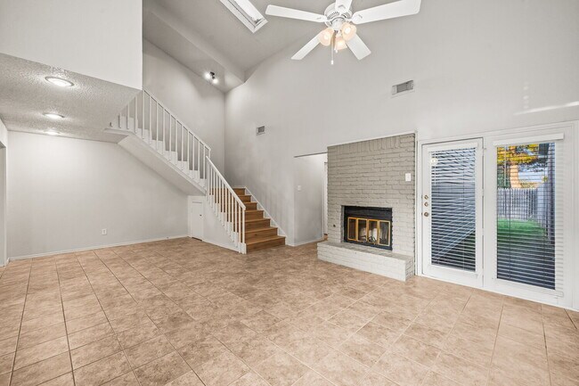 Building Photo - Spacious 2/2/2!