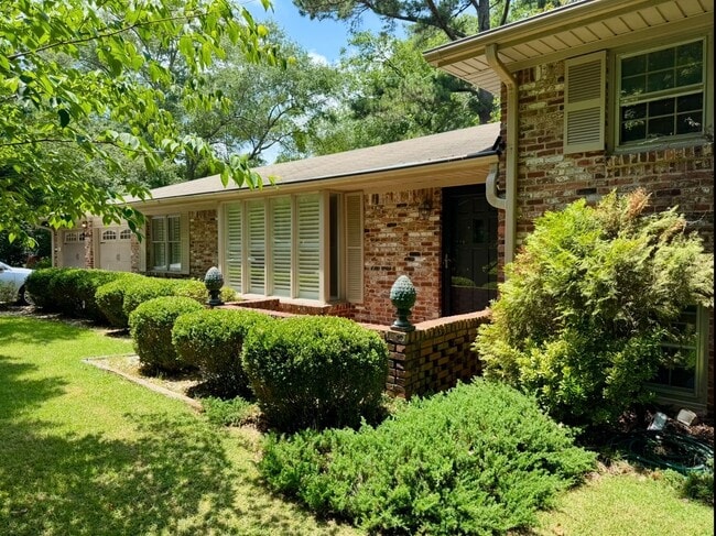 Building Photo - Executive Rental 4 bed 3 bath home in the heart of Country Club