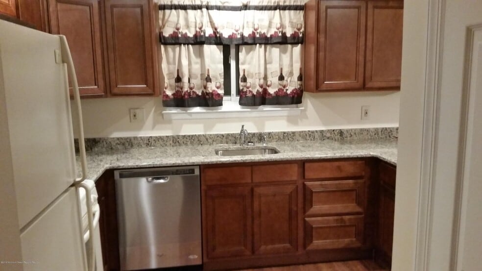 Building Photo - 744 Spray Ave