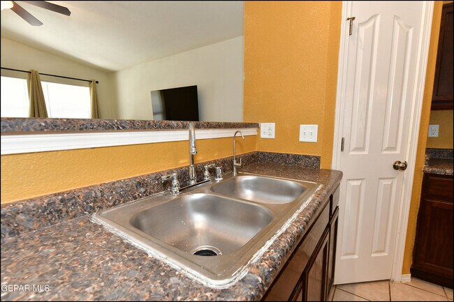 Building Photo - 10661 Canyon Sage Dr