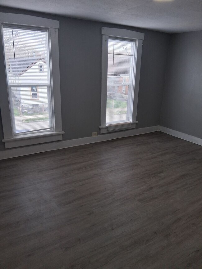 Building Photo - Updated 3 Bed, 1 Bath in Dayton close to everything