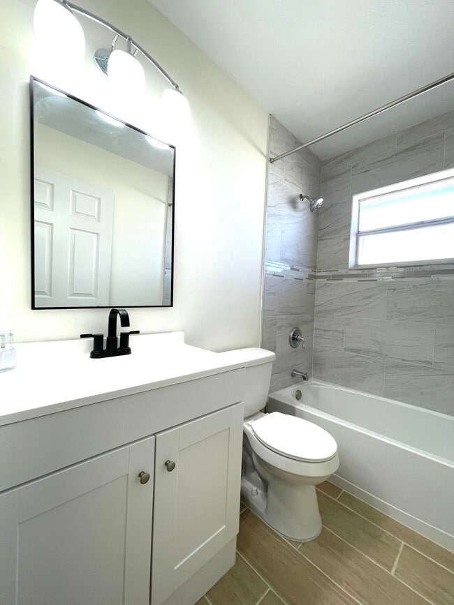 Building Photo - 5753 SE Mercedes Ave