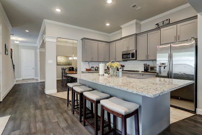 Building Photo - 5326 Larkin St