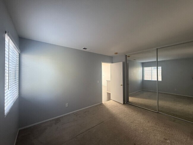 Building Photo - 45719 Caledonia Ct