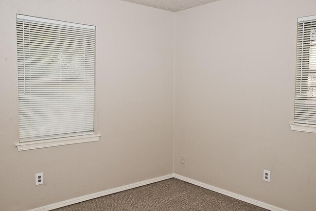 Building Photo - 3208 SE 56th St