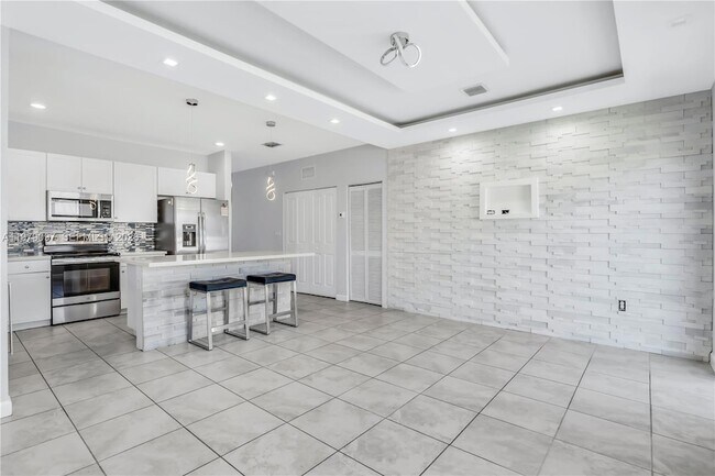 Building Photo - 2541 SE 1st St