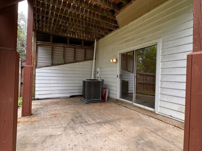 Building Photo - Briarwood Townhome close to NGIC and Hollymead Town Center!