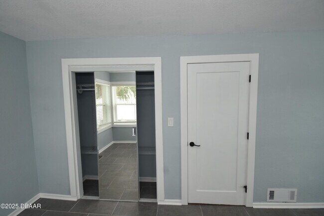 Building Photo - 403 N Oleander Ave