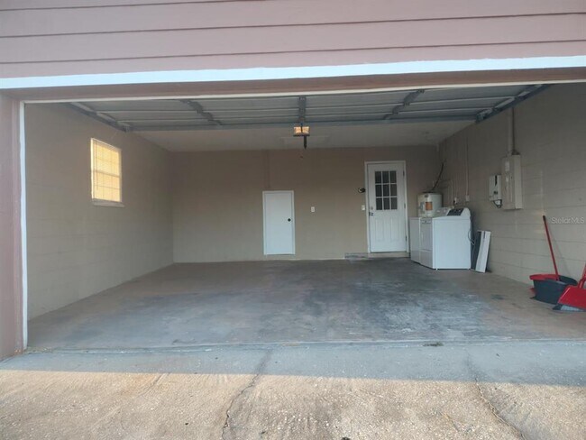 Building Photo - 664 Lake Dexter Cir