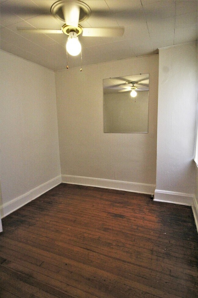 Building Photo - 2026/2027 JHU Off-Campus 3bd/1ba Rowhouse  w/ W/D & rear yard! -Available 6/9/26