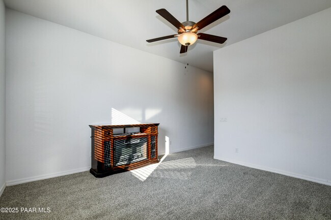 Building Photo - 8736 N Peaceful Vly Wy