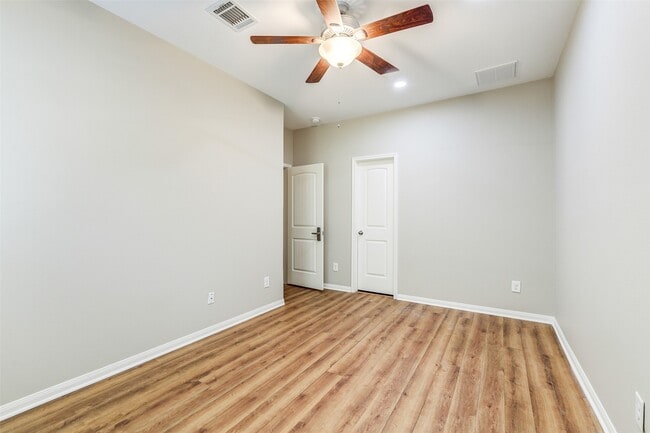 Building Photo - 12635 Lakeshore Dr