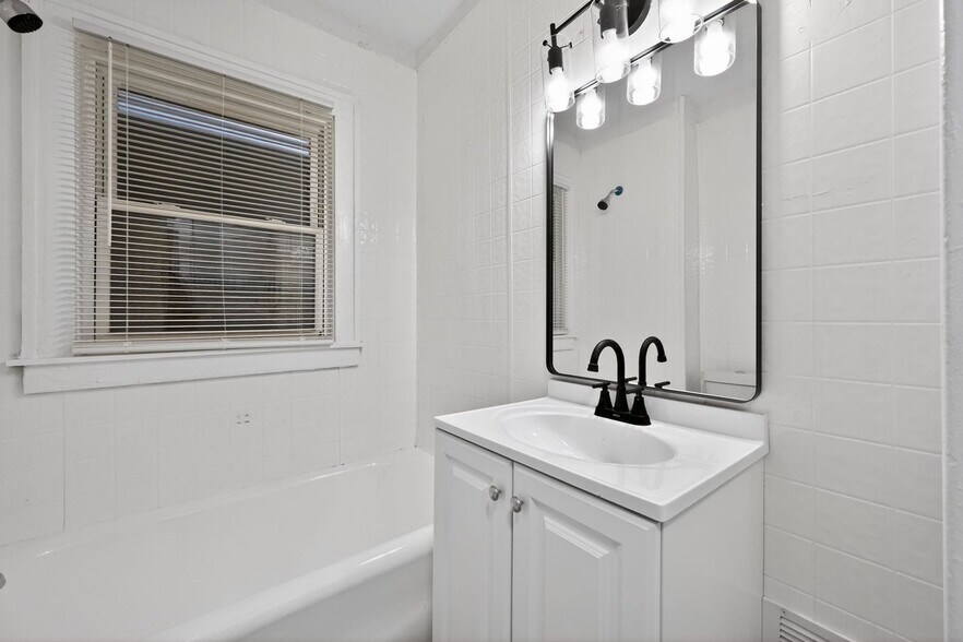 Building Photo - 16189 San Juan Dr