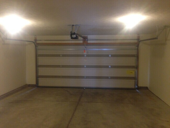 Building Photo - 2345 Meadowpoint Dr