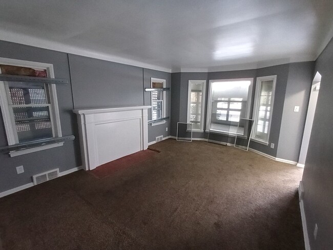 Building Photo - 3 bedroom 1 bath bungalow now available! -...