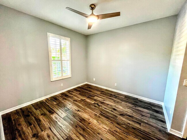 Building Photo - ANNUAL UNFURNISHED 2 bed 2 bath ground floor water front condo in Bradenton