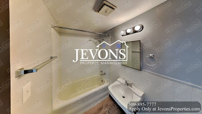 Building Photo - Spacious 3-Bedroom Home in Yakima with Fenced Yard & Driveway Parking